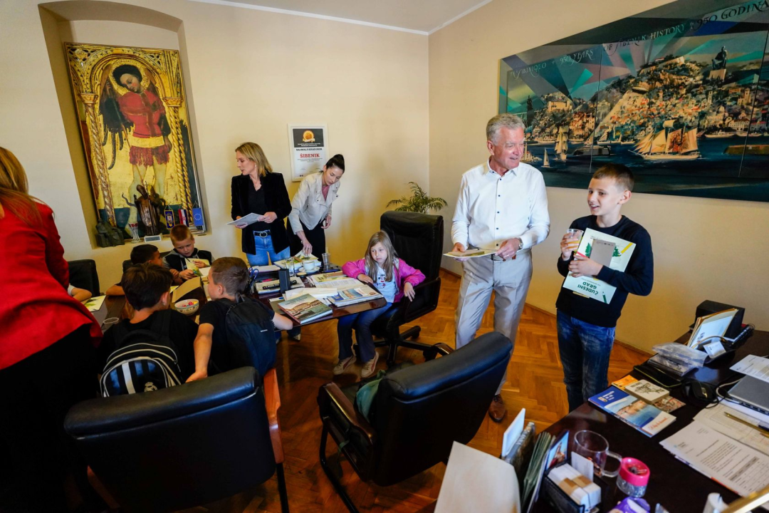Školarci iz Brodarice i Grebaštice posjetili šibensku gradsku upravu 