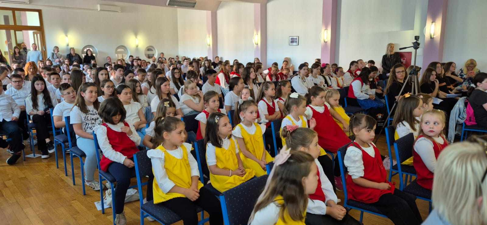 U Drnišu održan susret zborova