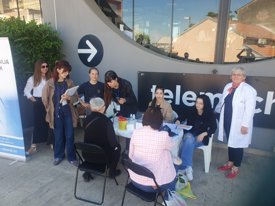 Učenice Medicinske škole sudjelovale u obilježavanju Hrvatskog dana šećerne bolesti