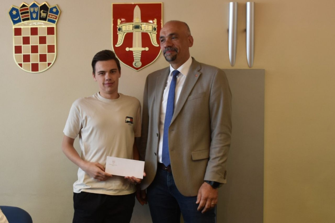 Najuspješniji učenici na prijemu kod župana: ‘Budite ponosni na sebe kao što smo mi ponosni na vas’