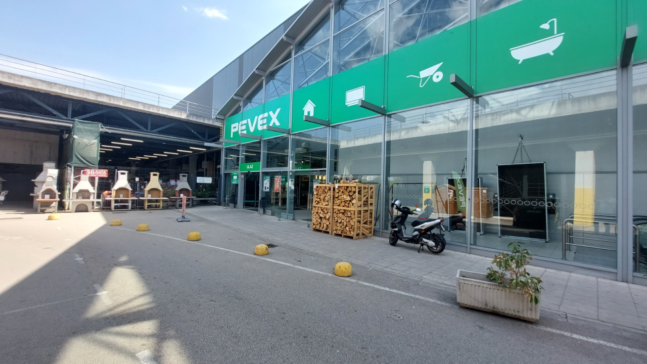 FOTO PEVEX u Šibeniku slavi rođendan i časti kupce s 15 posto popusta!