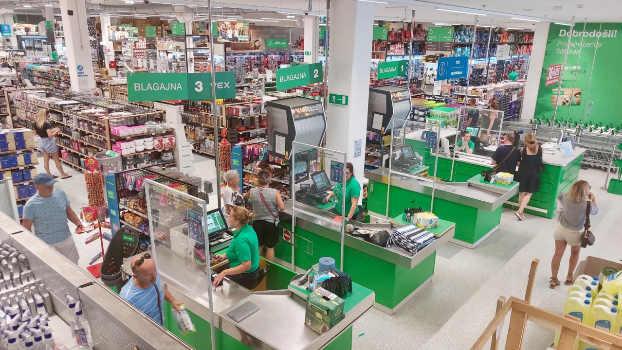 FOTO PEVEX u Šibeniku slavi rođendan i časti kupce s 15 posto popusta!