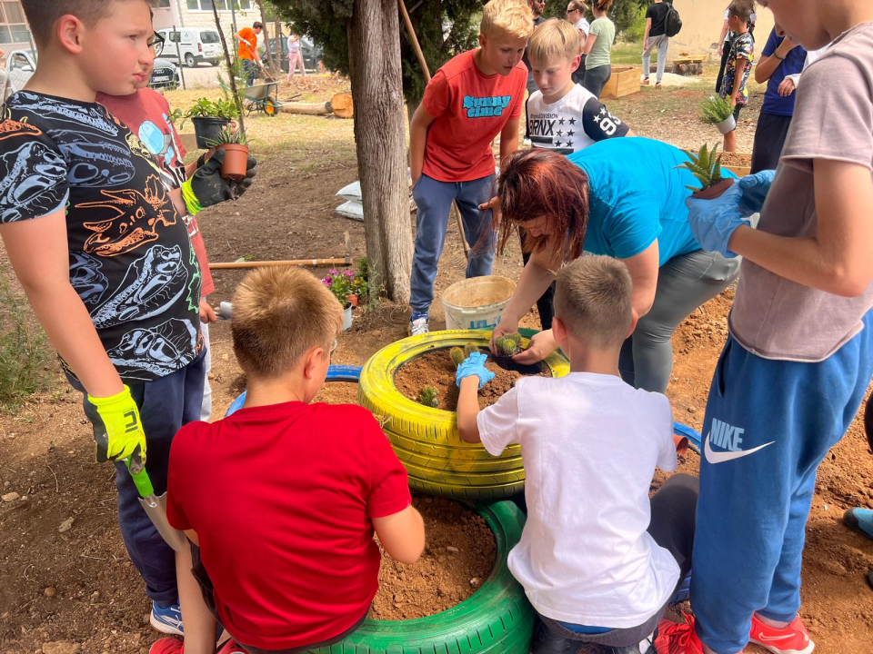 FOTO Kad se male ruke slože: U Katoličkoj osnovnoj školi održana volonterska akcija uređenja školskog vrta 