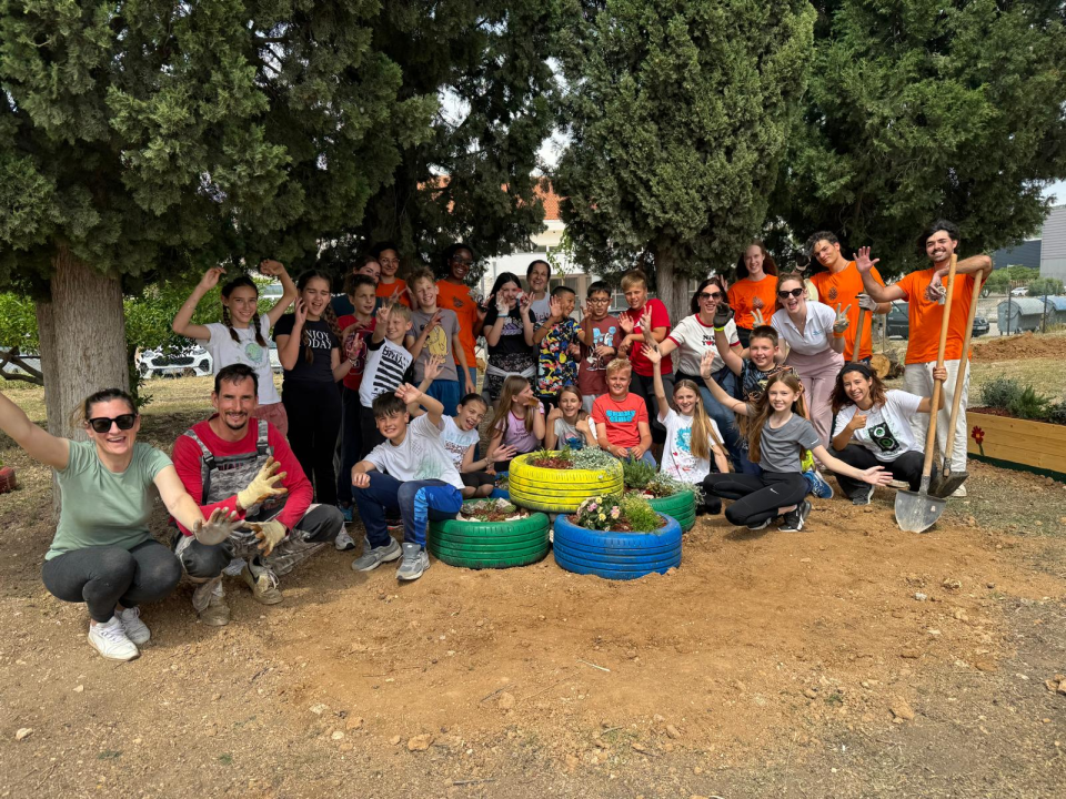 FOTO Kad se male ruke slože: U Katoličkoj osnovnoj školi održana volonterska akcija uređenja školskog vrta 