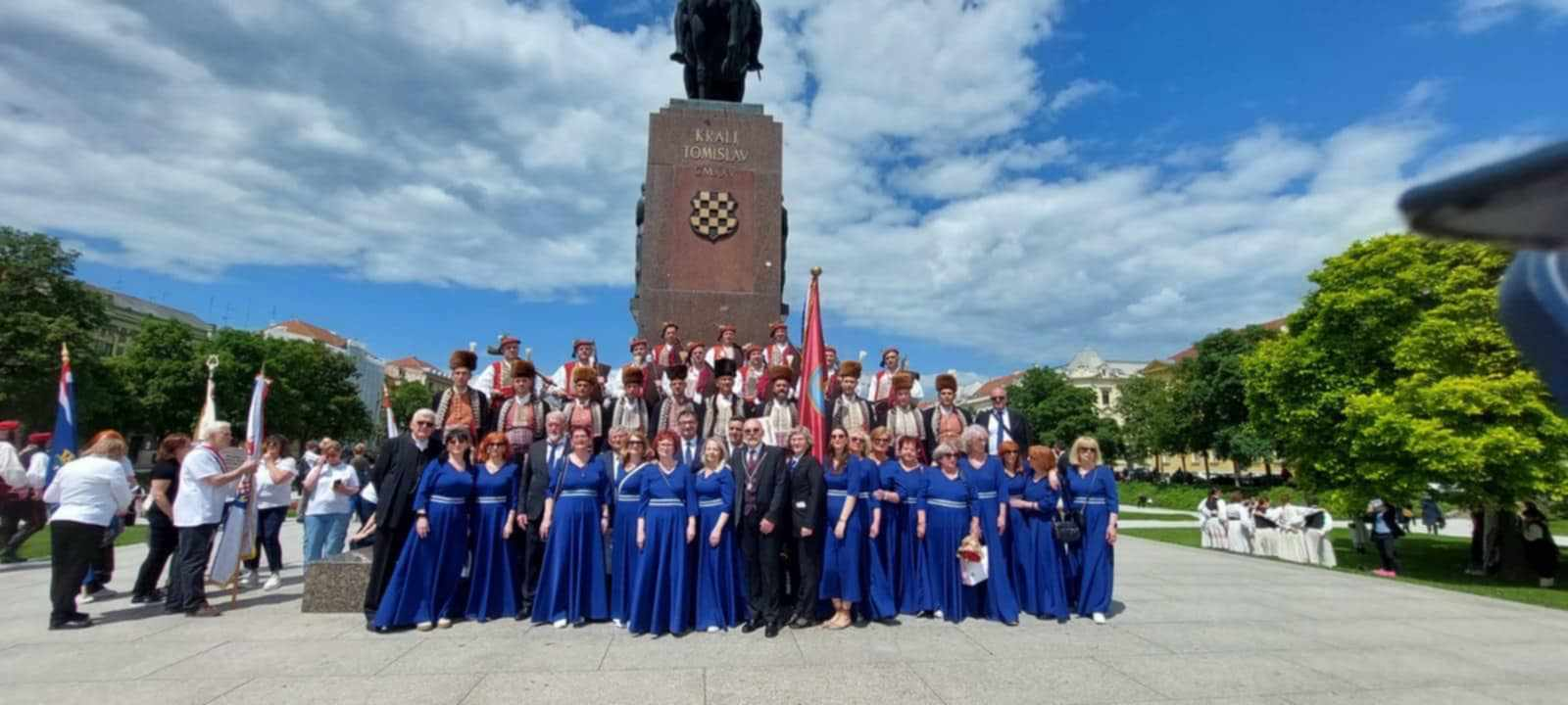 Članovi Družbe 'Braća Hrvatskoga Zmaja' i Bratovštine hrvatskih vinskih vitezova iz Šibenika  sudjelovali su na zborskoj povorci 