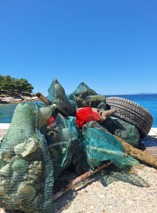 Ekološka akcija na murterskim Podvrškama: Ronioci i volonteri izvukli hrpu otpada iz mora