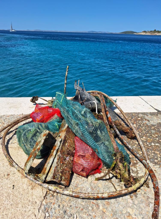 Ekološka akcija na murterskim Podvrškama: Ronioci i volonteri izvukli hrpu otpada iz mora