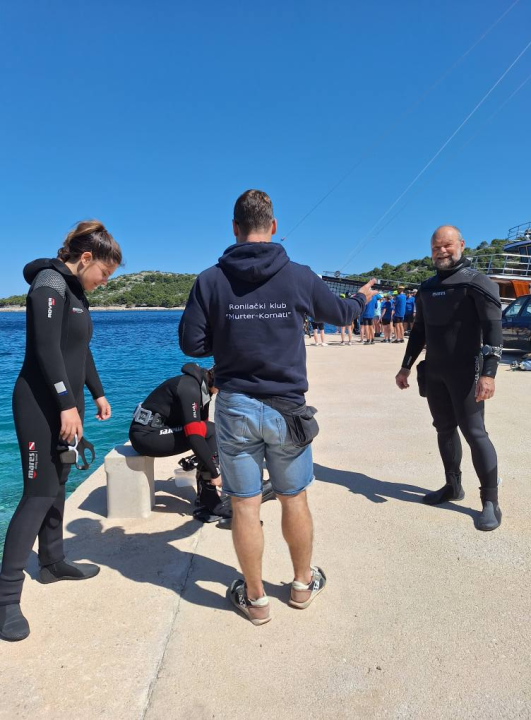 Ekološka akcija na murterskim Podvrškama: Ronioci i volonteri izvukli hrpu otpada iz mora