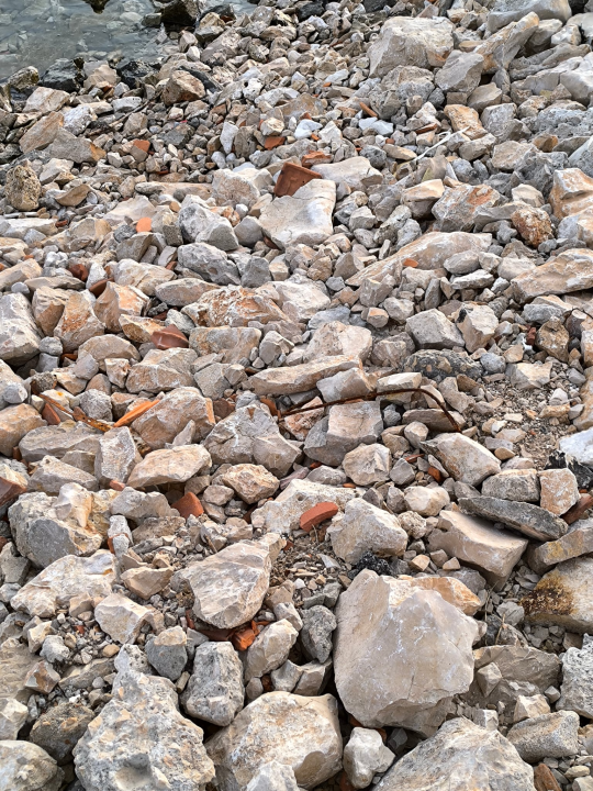 Plaža zatrpana šutom i zahrđalom armaturom u Zablaću