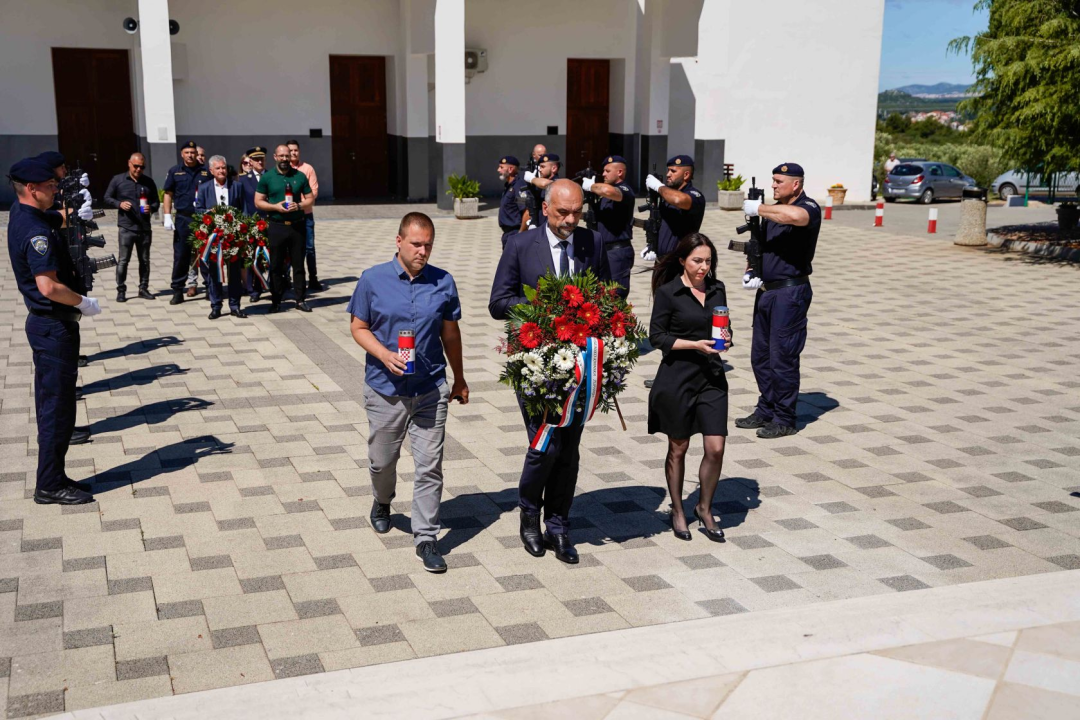 Polaganje vijenaca na Kvanju