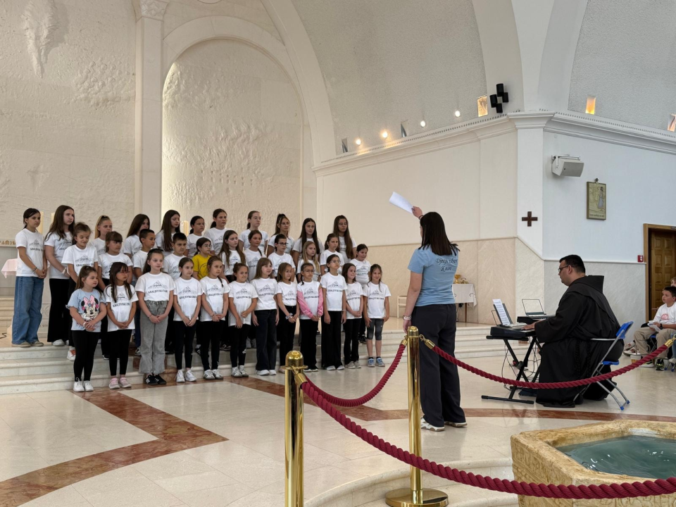 Dječji župni zborovi iz Murtera, Bilica, Knina i Šibenika nastupili na 'Zlatnoj harfi' u Udbini