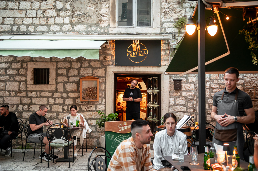 FOTO Doživite okus Italije na ugodnoj vanjskoj terasi Pizzerije Fratelli!
