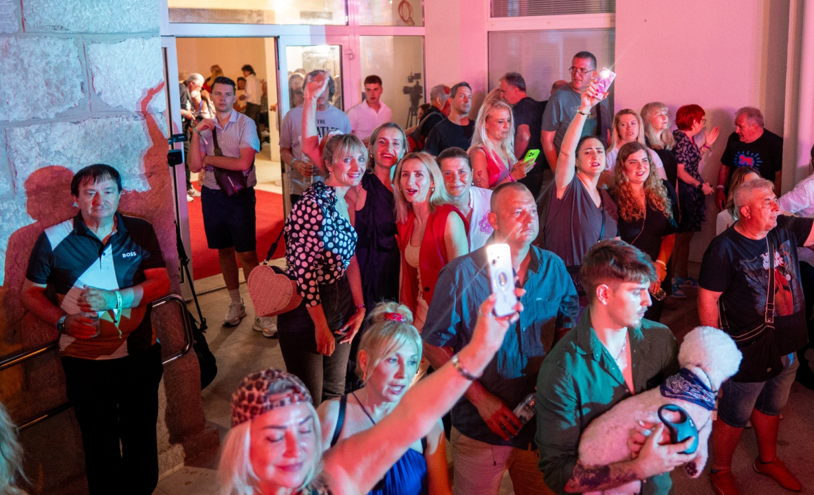 Prva večer CMC festivala u Vodicama oduševila publiku: The Frajle zagrijale atmosferu, Mladen Grdović izazvao delirij na rivi