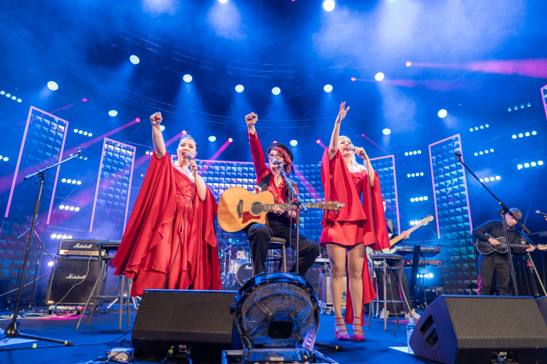 Prva večer CMC festivala u Vodicama oduševila publiku: The Frajle zagrijale atmosferu, Mladen Grdović izazvao delirij na rivi