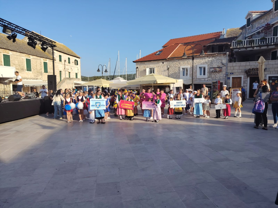 Na primoštenskom trgu Rudine zaplesalo 180 mažoretkinja