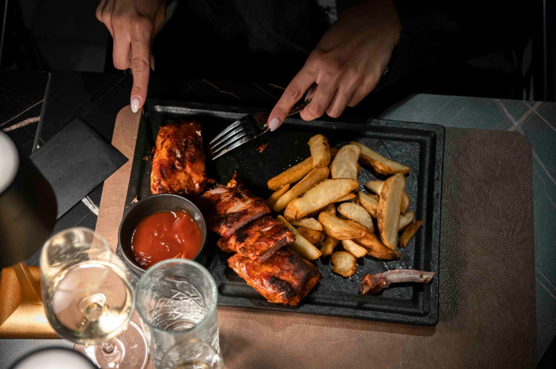 FOTO Uživajte u vrućim ljetnim danima uz mirise s grilla i živu svirku na terasi Leonardo BBQ & More!