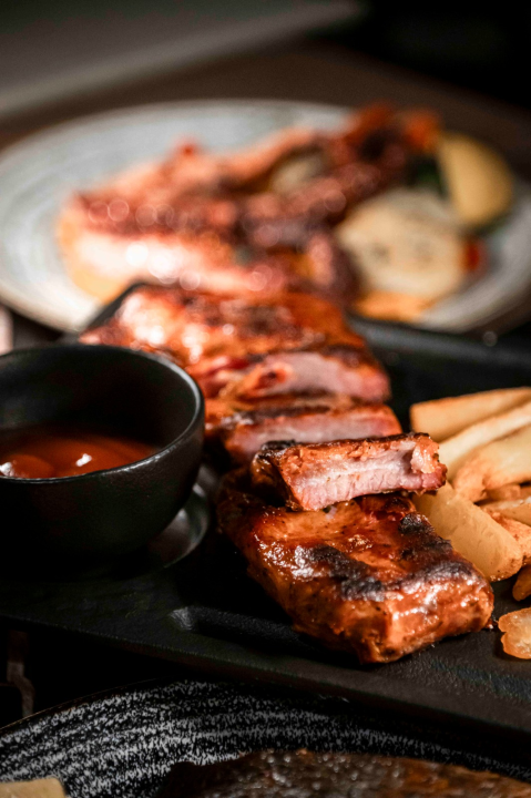 FOTO Uživajte u vrućim ljetnim danima uz mirise s grilla i živu svirku na terasi Leonardo BBQ & More!