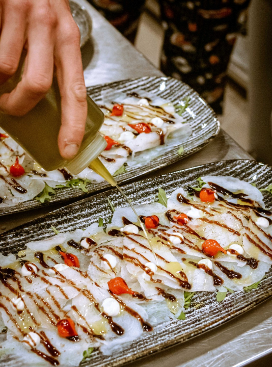 FOTO Uživajte u vrućim ljetnim danima uz mirise s grilla i živu svirku na terasi Leonardo BBQ & More!