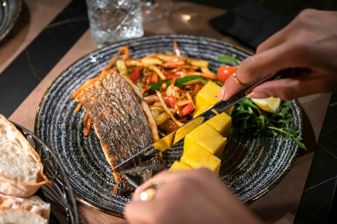 FOTO Uživajte u vrućim ljetnim danima uz mirise s grilla i živu svirku na terasi Leonardo BBQ & More!