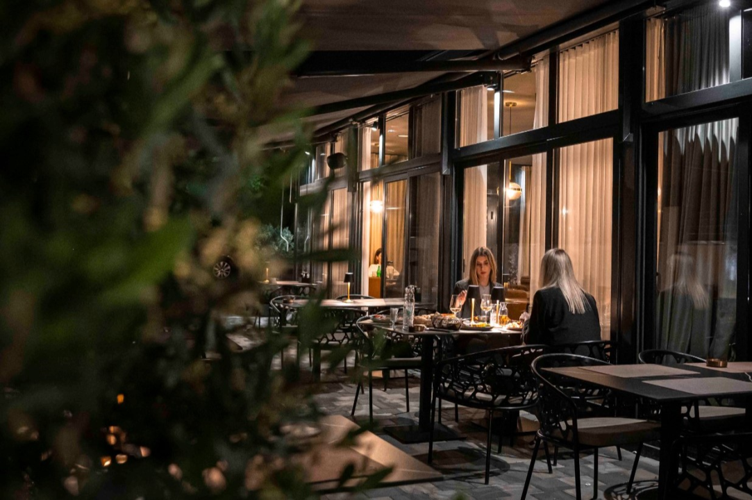 FOTO Uživajte u vrućim ljetnim danima uz mirise s grilla i živu svirku na terasi Leonardo BBQ & More!