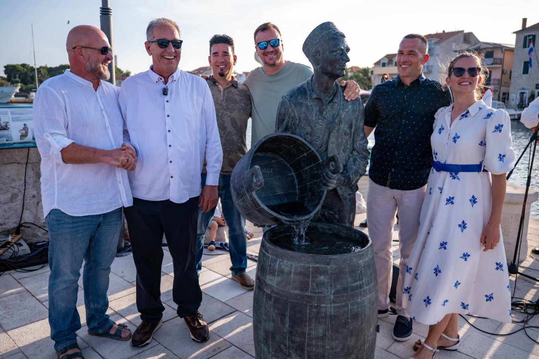 Predstavljen brončani 'Šime': Simbol vodičkih težaka s najljepšim pogledom na more