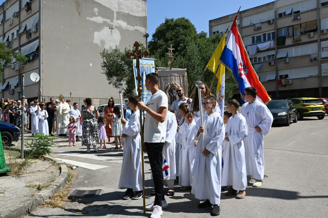 U župi sv. Ante Padovanskog proslavljeno Tijelovo, uslijedila je procesija Šubićevcem 