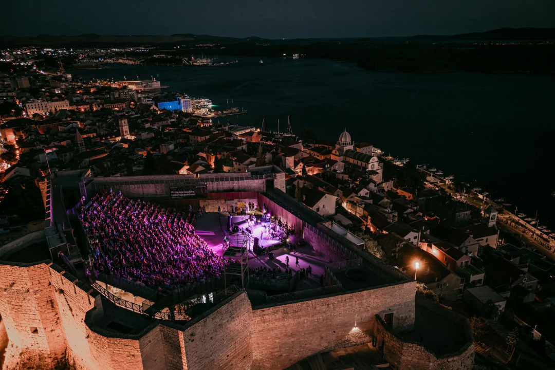Večer za pamćenje: Matija Cvek & The Funkensteins rasplesali publiku na Tvrđavi sv. Mihovila
