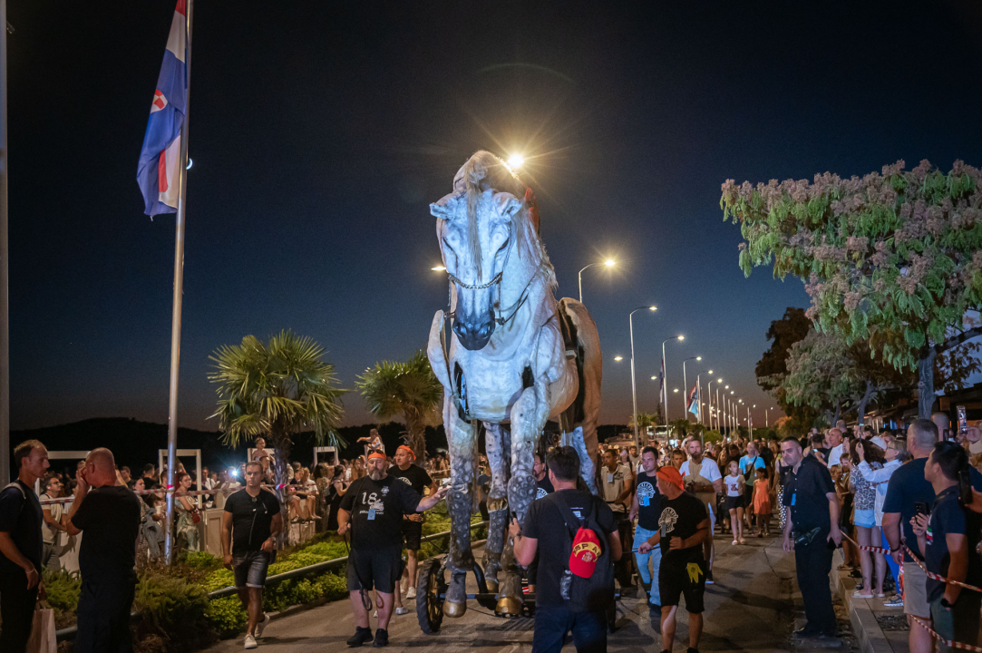 FOTO Nebo, zemlja i more spojili se na zatvaranju MDF-a, predstava neke oduševila, drugi tvrde da je primjerenija za Burning Man