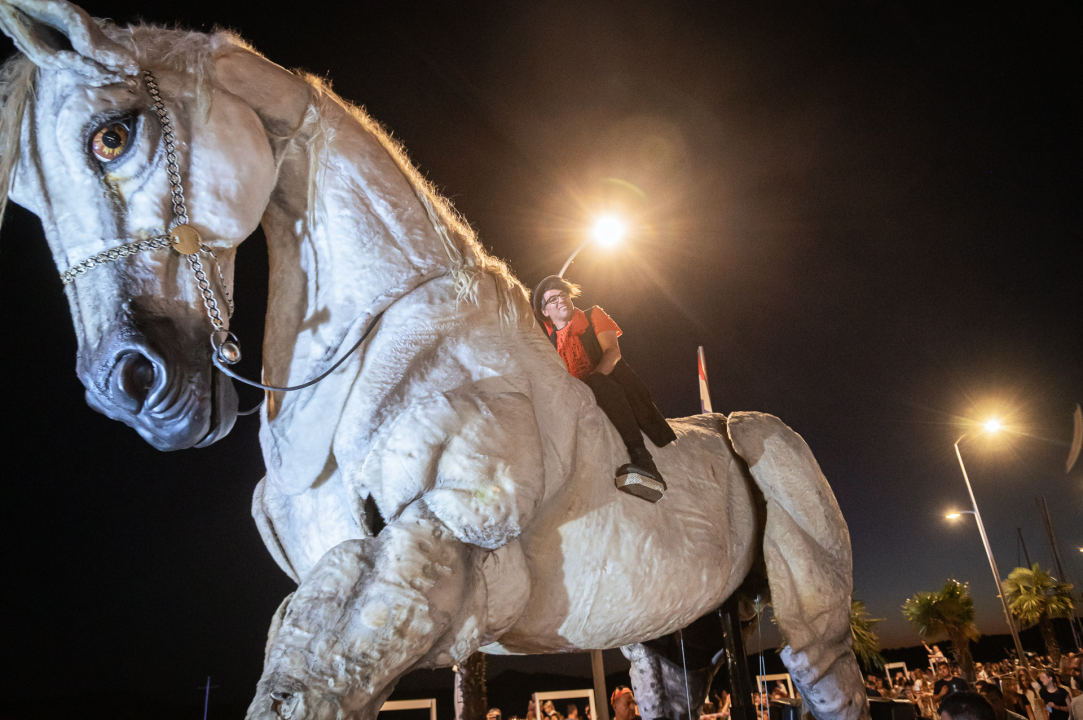 FOTO Nebo, zemlja i more spojili se na zatvaranju MDF-a, predstava neke oduševila, drugi tvrde da je primjerenija za Burning Man