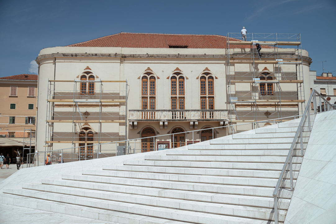 Razglednica iz Šibenika: Između skela, baštine i turista