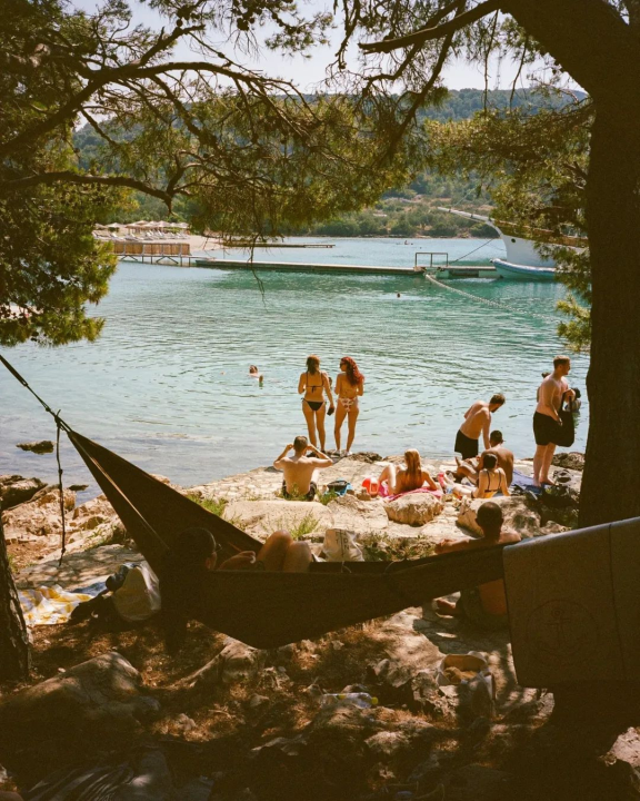 Tisno se sprema za jubilarno izdanje Love Internationala: Glazbena proslava desetljeća festivala i 20 godina Gardena