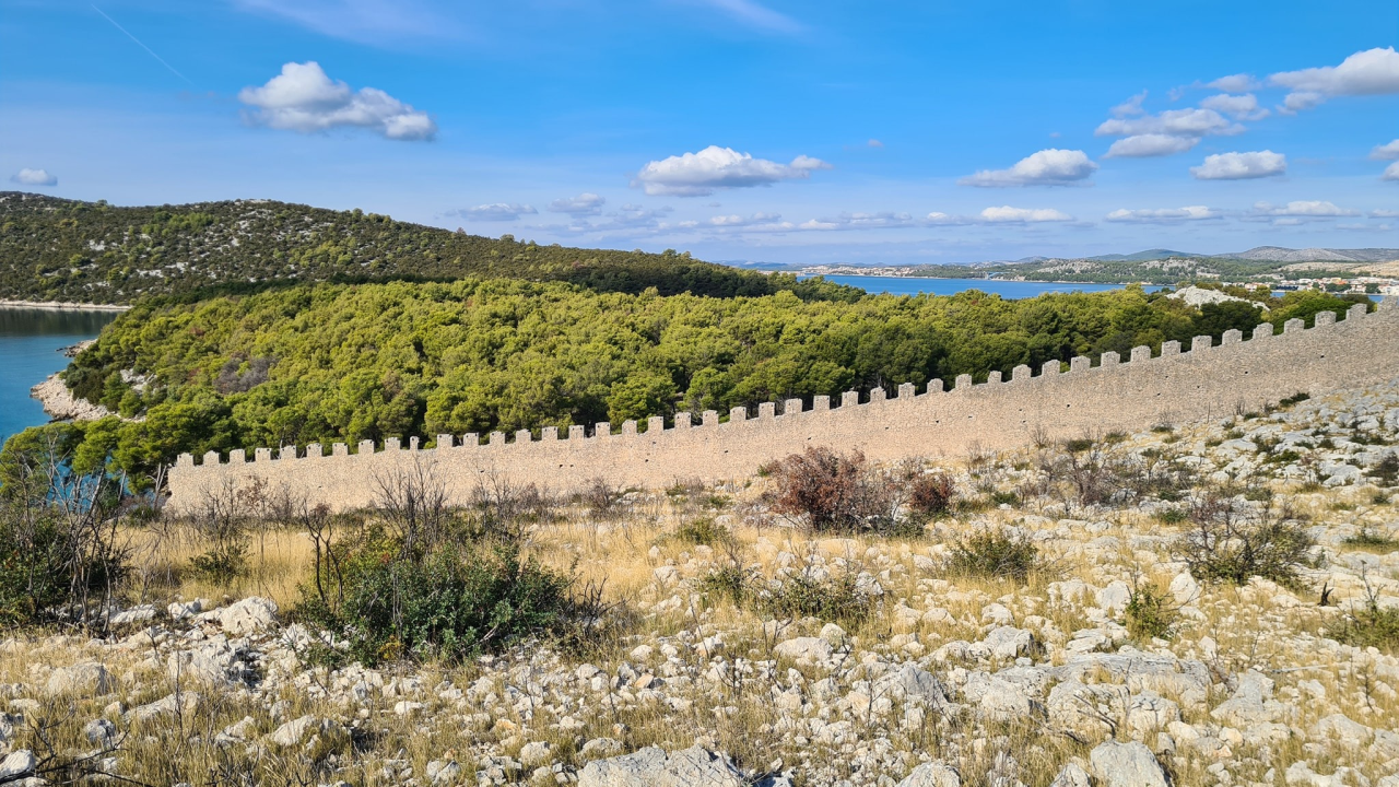 Dalmatinski 'Kineski zid': Legenda burne povijesti bedema s poluotoka Oštrica kod Grebaštice