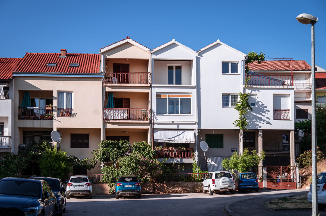 Na brdu iznad Šibenika: Mažurice s pogledom na grad, mirom i zajedništvom