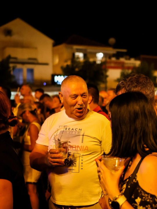 Vodička riva sinoć postala plesni podij uz Dražena Zečića: More domaćih i stranih gostiju pjevalo u glas