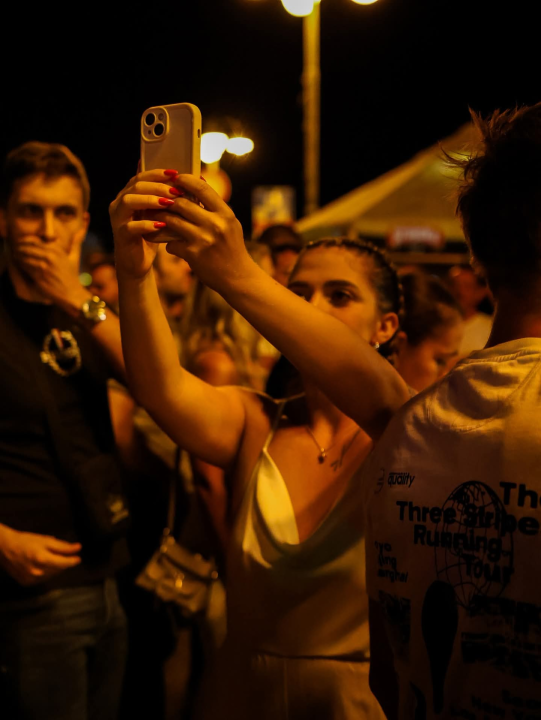 Vodička riva sinoć postala plesni podij uz Dražena Zečića: More domaćih i stranih gostiju pjevalo u glas