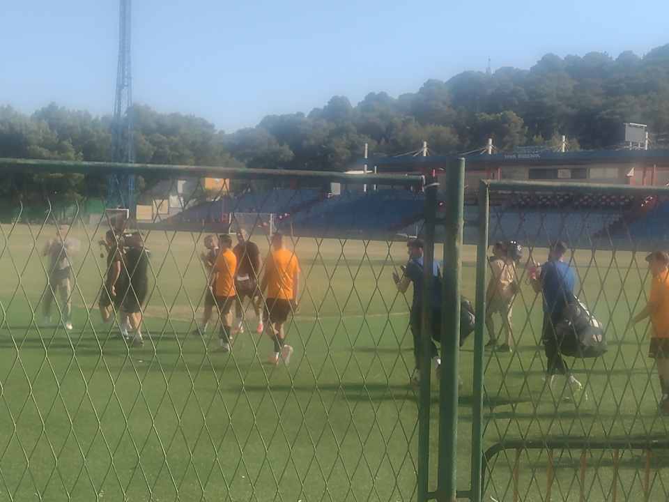 FOTO Funcuti podržali svoje ljubimce u narančastom na startu priprema: Klupski grb uskoro opet plavi