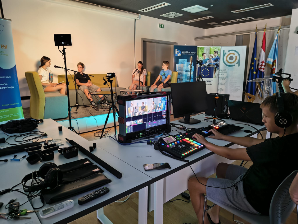 FOTO: Mladi otkrili svijet podcasta u sklopu radionice ‘Sastavi svoj studio – snimi svoj podcast’