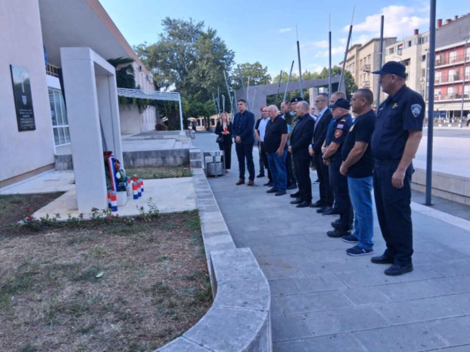 Polaganjem vijenaca u Kninu odana počast poginulim braniteljima Domovinskog rata