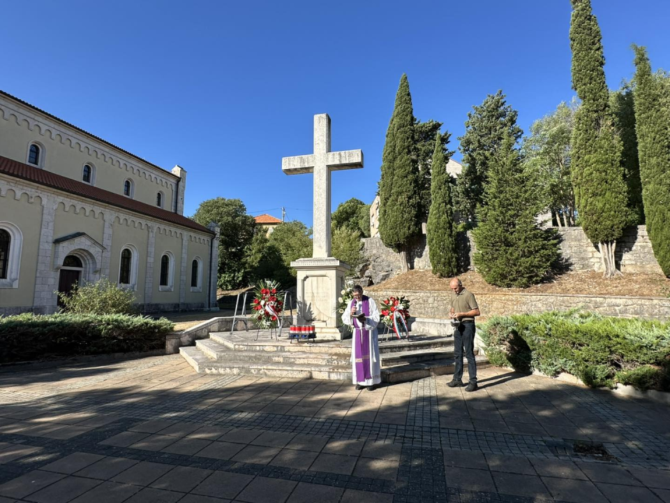 U Drnišu položeni vijenci i zapaljene svijeće
