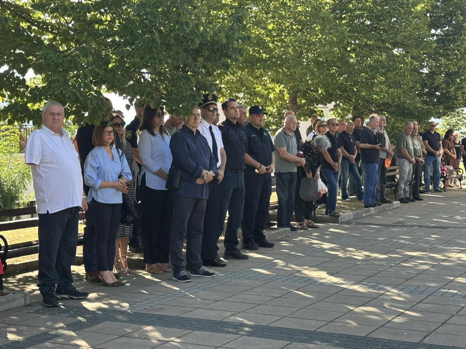U Drnišu položeni vijenci i zapaljene svijeće