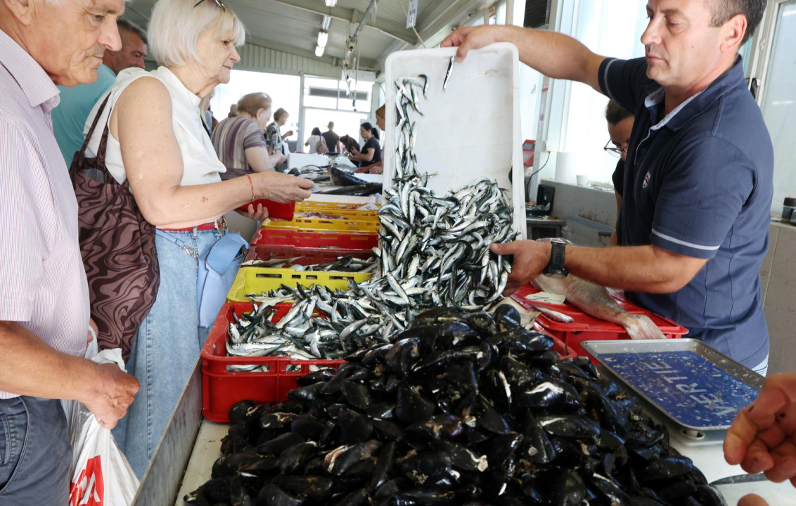 FOTO Petak je, dan od ribe, na šibenskoj peškariji raznovrsna ponuda