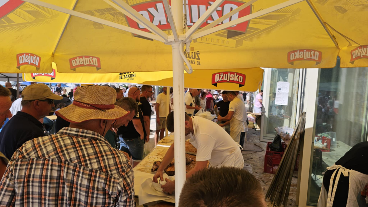 Ni vrućine nisu spriječile masu ljudi da obilježe 'sveti deseti'