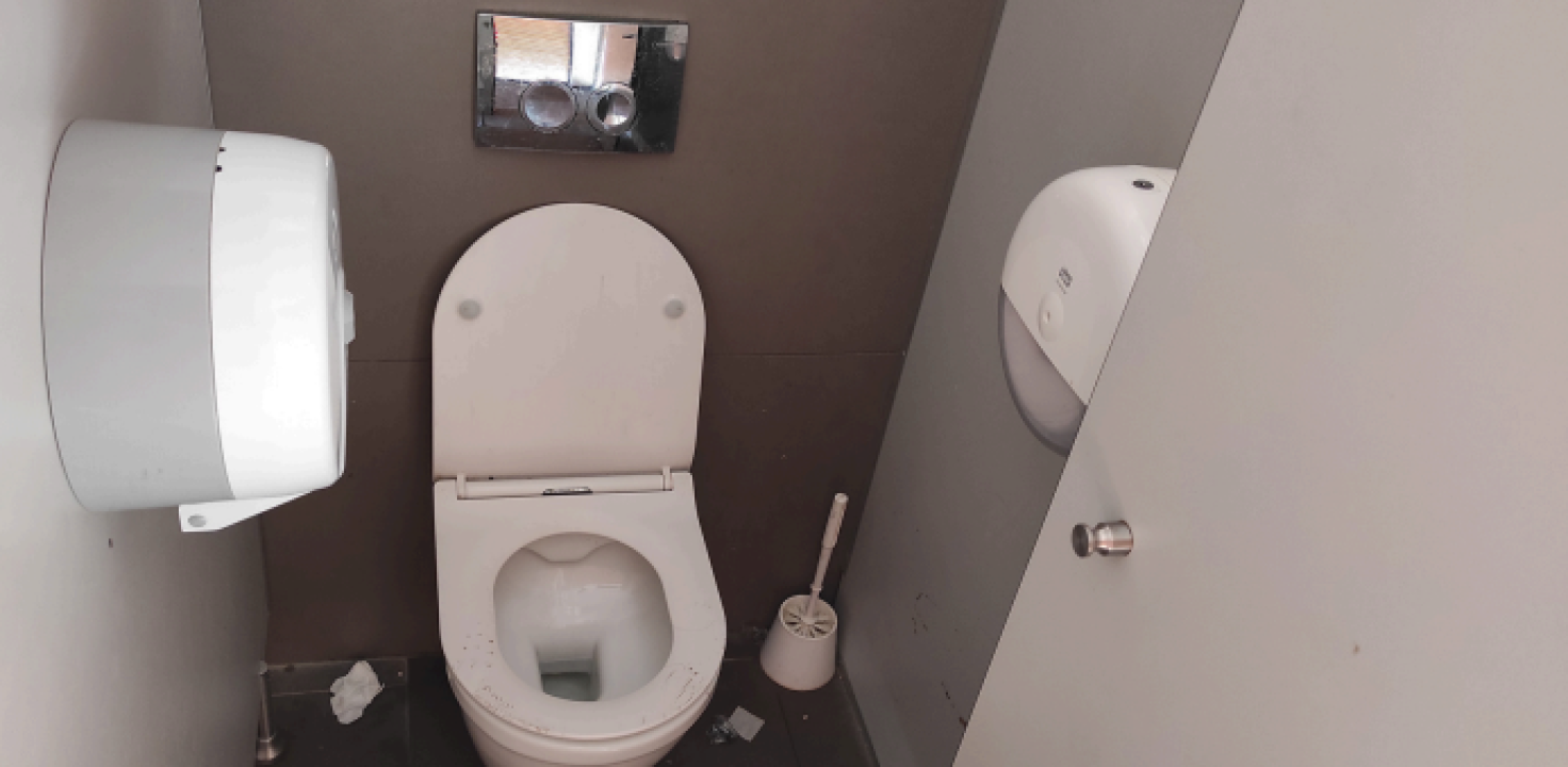 FOTO Fekalije po zidu, zaštopani zahodi, tamponi u okvirima, razbacano smeće – s tim se na Rezalištu svakodnevno bore djelatnici Zelenog grada