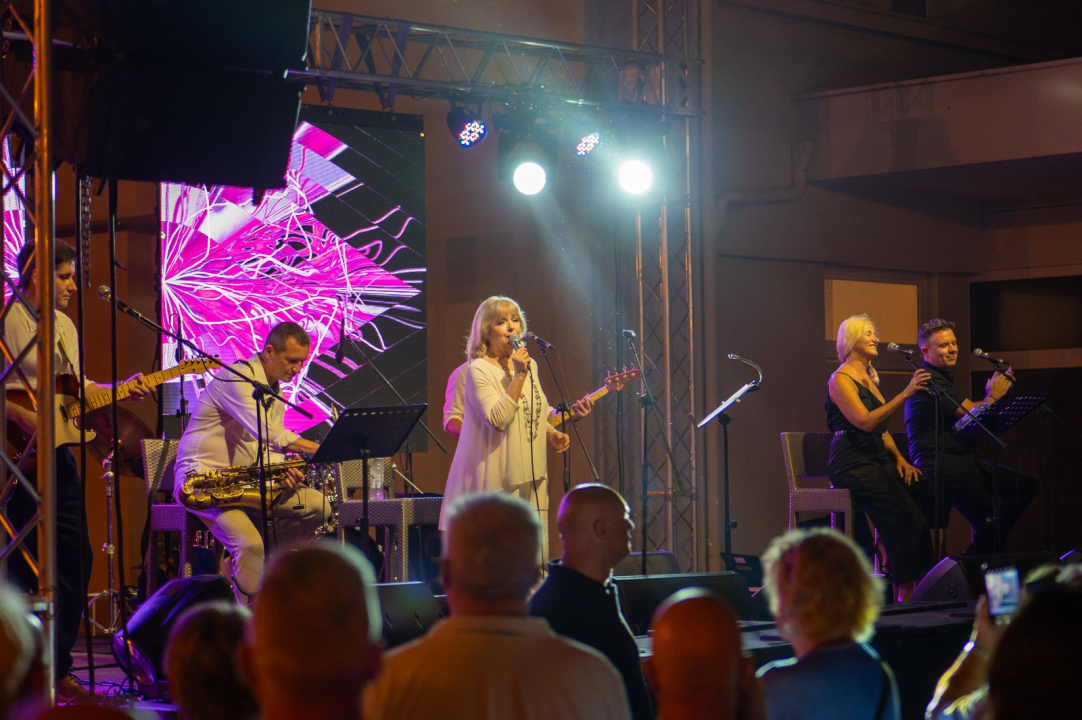 Skitnica i ostali hitovi odjekivali vodičkom rivom: Nezaboravna večer s Jasnom Zlokić