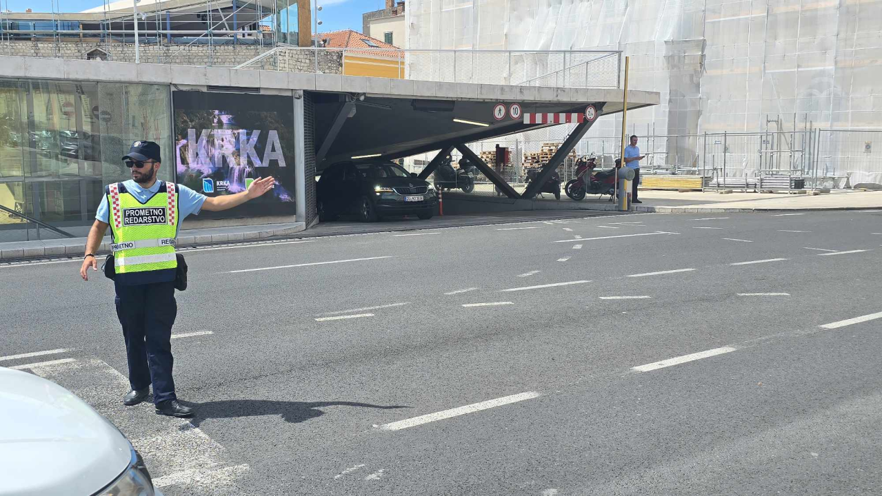 FOTO Prometni redar izašao spasiti stvar na kritičnoj točki u centru Šibenika