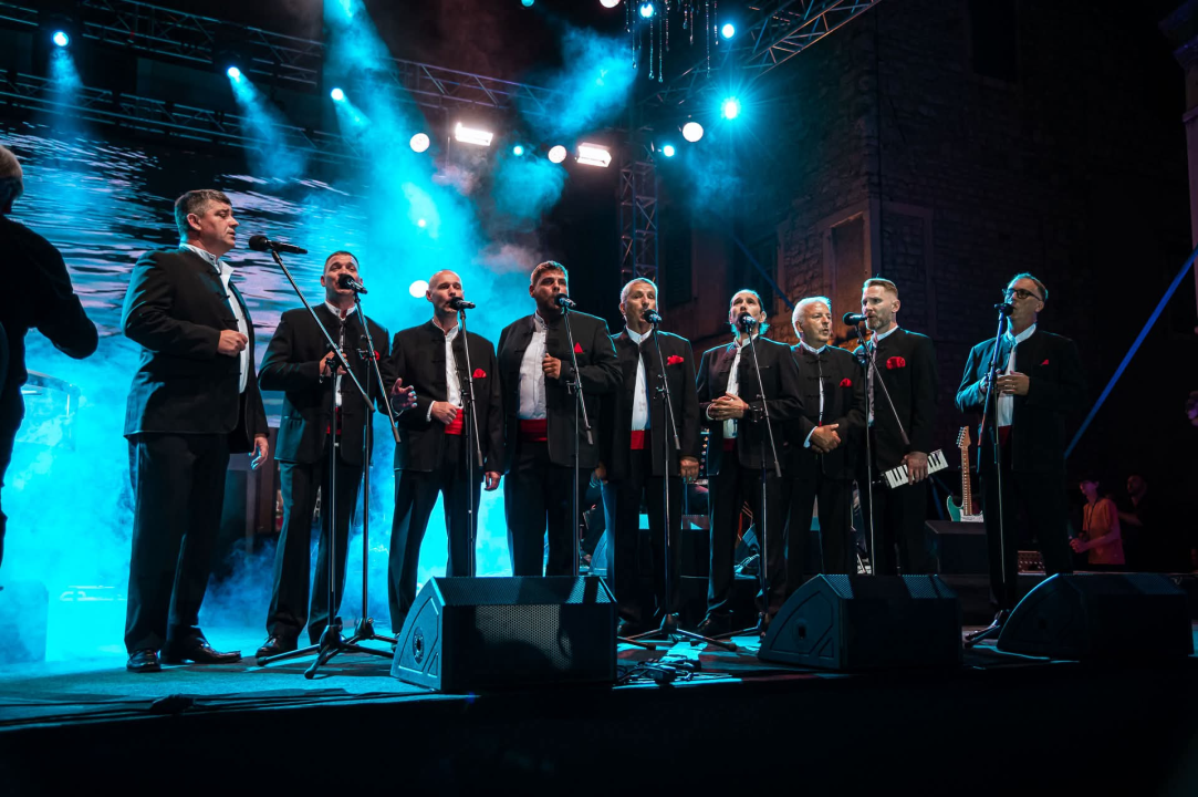 Publika u Šibeniku uživala u bezvremenskim pjesmama Vinka Coce na prvoj večeri Dalmatinske šansone