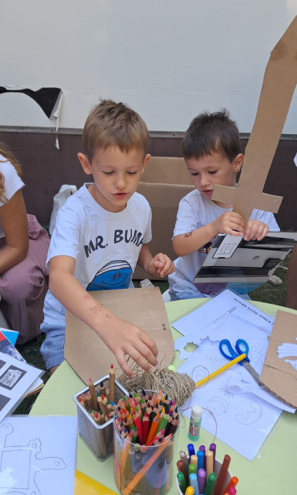 Mališani izrađivali mačeve i štitove ispred šibenskog Muzeja