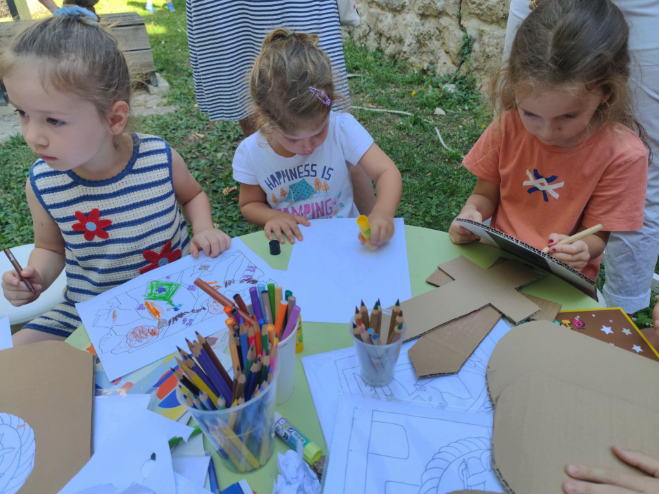 Mališani izrađivali mačeve i štitove ispred šibenskog Muzeja