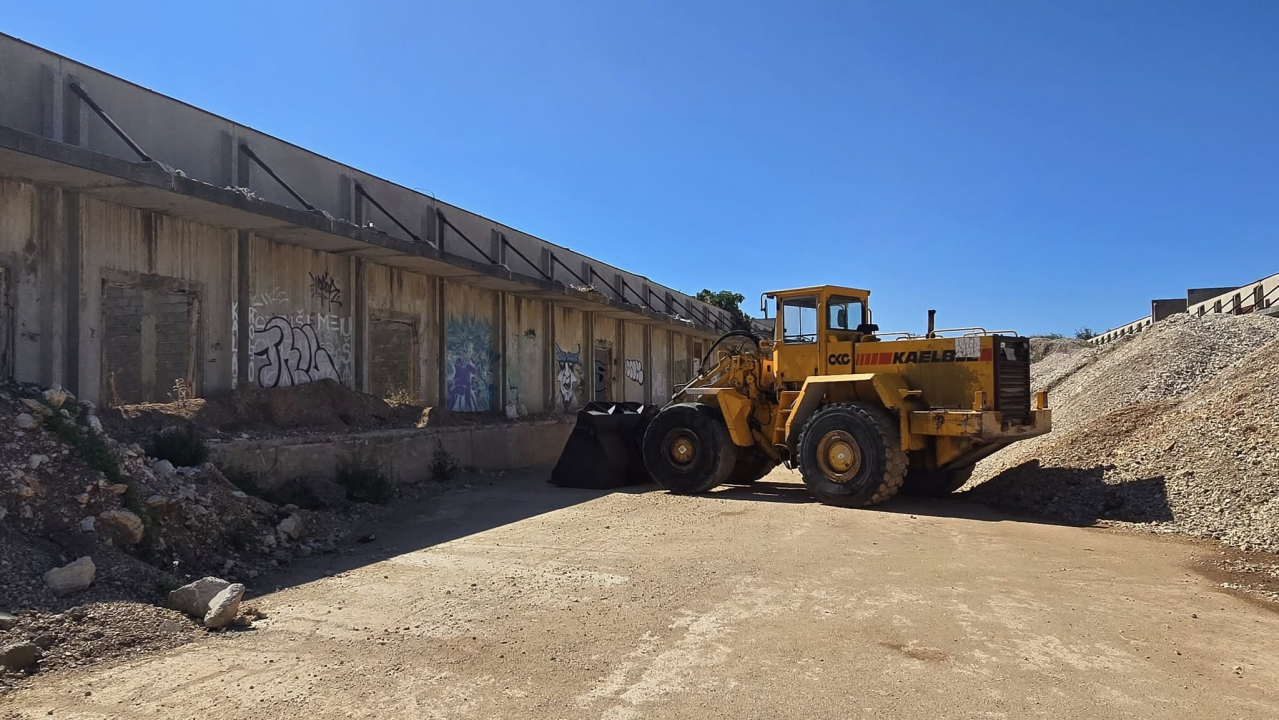 Nekada važna festivalska lokacija, danas divlji deponij: Što se to događa u ex vojarni Bribirskih knezova?