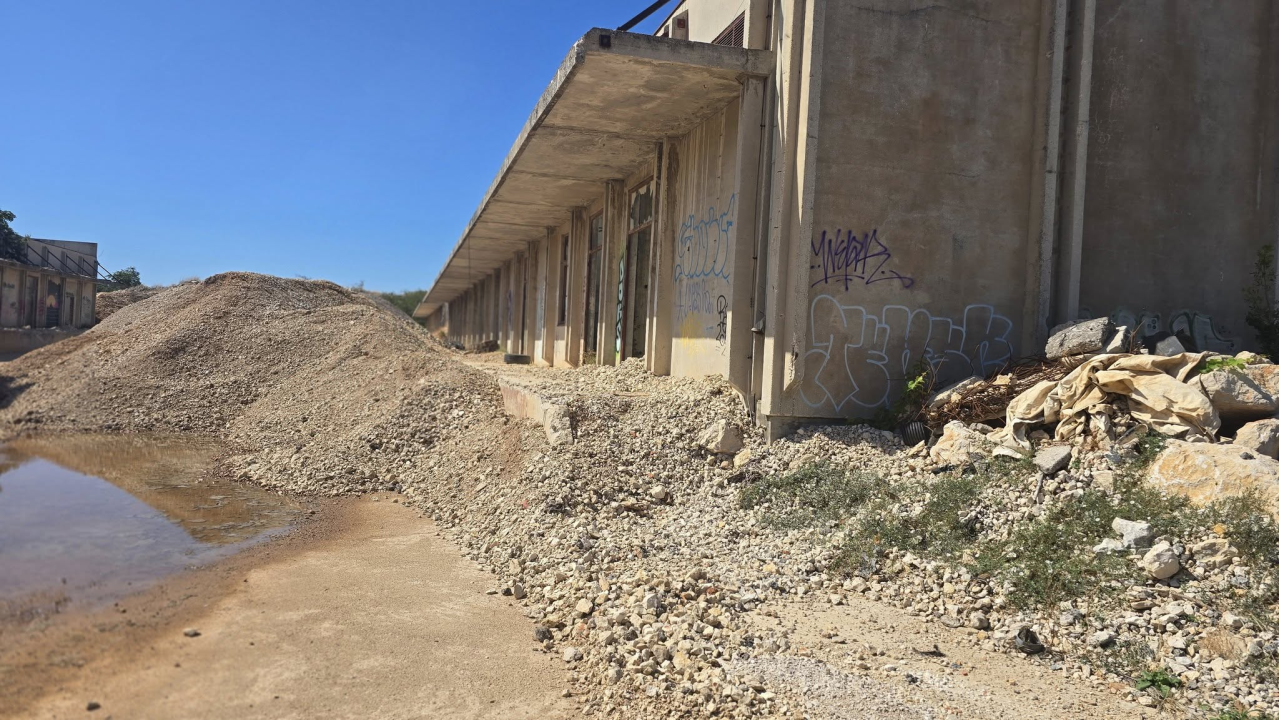 Nekada važna festivalska lokacija, danas divlji deponij: Što se to događa u ex vojarni Bribirskih knezova?